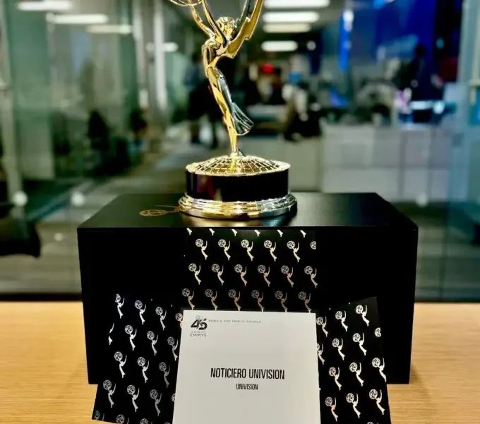 Ramón Carmona recibe premio Emmy por labor en Univisión