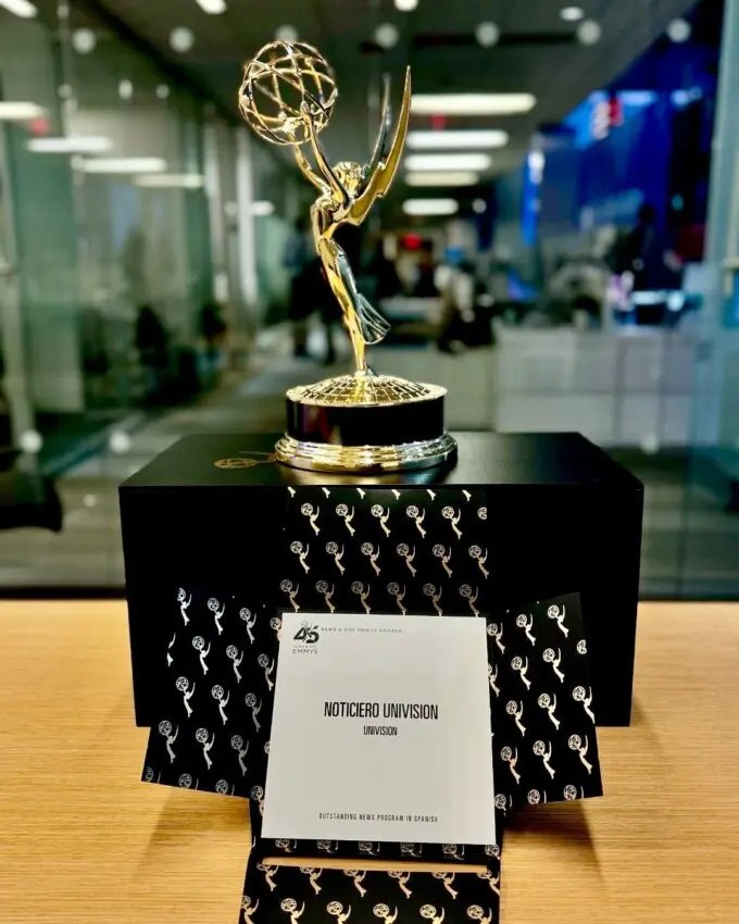 Ramón Carmona recibe premio Emmy por labor en Univisión