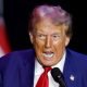 Donald trump acusa a kamala harris de discapacitada mental