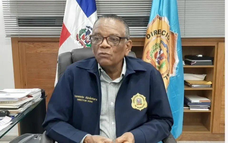 Luis Abinader destituye al director de Migración y nombra a vicealmirante Lee Ballester