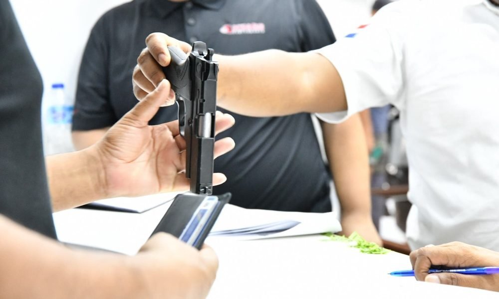Entregan 210 licencias de traspasos de porte y tenencia armas de fuego