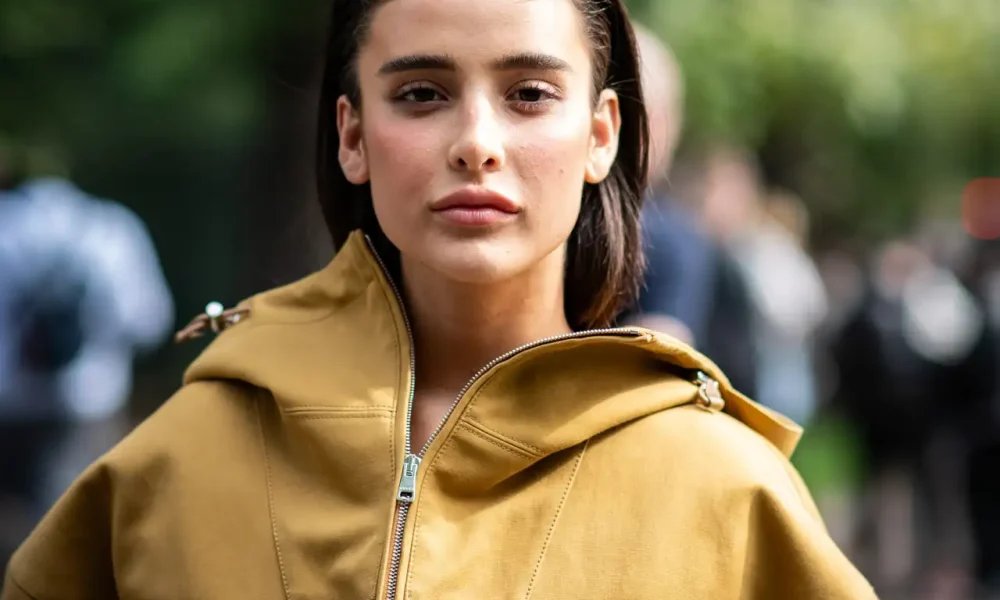 Adiós, base de maquillaje: esta crema con color 3 en 1 es el secreto mejor guardado de las francesas para ir maquilladas sin parecerlo