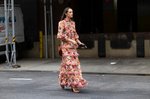 Este jueves de novedades en Zara tiene dos vestidos de invitada ideales para tus bodas de invierno